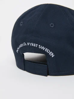 Keps med P-applikation enfärgad