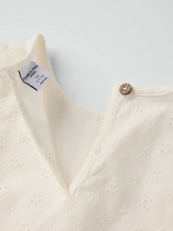 Vävd blus med volanger